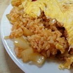 兼山 - 中のケチャップライスはケチャップ率低めなので上に掛けられたケチャップをつけながら食べるとちょうどいい濃さに！