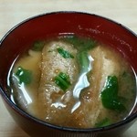 兼山 - 味噌汁の具は大きい油揚げ、椎茸、わかめ。濃厚ないりこ出汁が効いていて甘くない味噌がyoshi好み♪