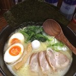 源家ラーメン - オールスターラーメン（塩）。
あっさりとした家系ラーメン(^^