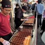 たこ焼 十八番 - 料理写真:目の前でじゃんじゃん焼いてます。