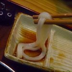 手造りうどん 楽々 - ざる系統のうどんを注文したら醤油を付けてみて生醤油も楽しむべし！