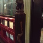 富士屋ホテル - ロビー階段　猿と蛇のにらみあい