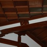 メインダイニング入り口にある　眠り猫