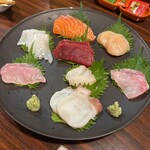 横丁 - 右回りにマス、ホタテ、イシナギ、タコ、タラ昆布締め、アラ、ヤリイカ、マグロ