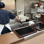 天花そば - 店員さんチャッチャと手際よくこなす