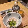 だし茶漬け＋肉うどん　えん　ミナモア広島店 - 山形だしも湯葉ちりめんの出汁茶漬け(税込880円)
①山形だしと湯葉ちりめんの出汁茶漬け②胡麻タレ掛け冷奴③大豆&ひじき&牛蒡の煮物④すぐき菜？
約3分で提供され、時間の無い時にはとても重宝します