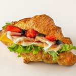 ドーレ - 料理写真:生ハムとチーズのクロワッサンサンド