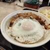 松屋 - ガーリックバター豚カルビ目玉焼き丼大盛￥790