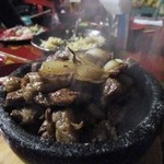 チンギス・ハン - 石焼肉、牛肉に玉葱を乗せて石焼にしてあります。此処で基本料理は終了です
