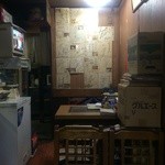 大とら - 数十年の歴史を偲ばせる店内。この奥の席はばあちゃんの席。