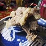 チンギス・ハン - 最初の料理はチャンスンマハ、羊の肉を煮込んで柔らかくしてあります、豪快な羊の骨付き肉ですね。

