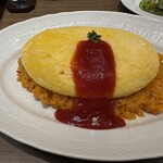 サロン卵と私 - 料理写真:続いてスフレ卵のオムライスの出来上がりです。
