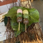 京都巽庵 - 左が期間限定のサクラ入り、右が定番
