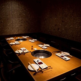 都会の喧騒を忘れる店内には、洗練された和モダンなVIP個室を完備。