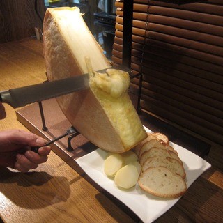 The only one in the prefecture? Enjoy comparing two types of raclette cheese◎