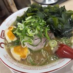 らーめん2国 - 料理写真:『煮玉子ラーメン』わかめ追加です。多いですねー。