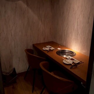 【カウンター個室：1～2名様】デートや記念日に、二人だけの世界に浸れる横並び個室