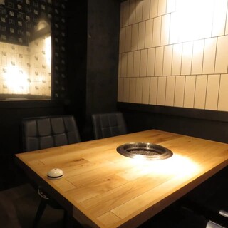 店内は落ち着いた雰囲気の和モダン空間。