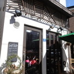 Cafe Tora - 商店街を左折します。