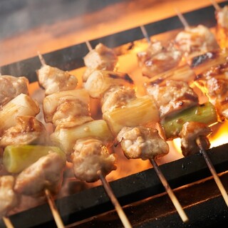 職人が備長炭で丁寧に焼き上げる地鶏炭火焼き鳥