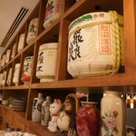 燗アガリ - 炉端の後ろにある酒樽
