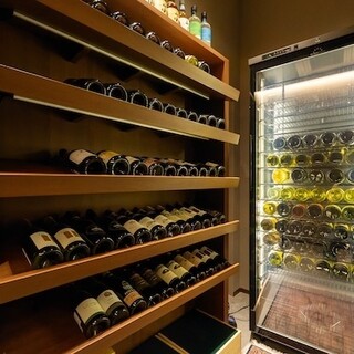 セラーから選ぶ楽しみも◆料理に合うワインやタイビールで乾杯