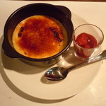 ラ・キュイジーヌ・ド　ウオタマ - クレームブリュレ♪横に添えられているベリーソース(イチゴとブルーベリー)をかけると　より美味しいです♪