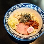 麺坊 ひかり - って、最近、平日ランチ限定メニューとして
            登場したらしいので、当たり前だけど（笑）
            
            ●油そば　300g　950円
            
            生卵のトッピングがあったので
            
            ●ディップ用生卵　蜜月ぬ雫　100円