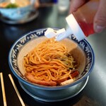 麺坊 ひかり - 3.特製ラー油を最低1.2周加えて15.2回混ぜる
「あえて中途半端な融合!!」

旨味、円味な醤油な味わいで、辛くないと思いきや
後から自家製ラー油のピリ辛が出てきて

また違った美味しさに感じる