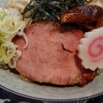 麺坊 ひかり - 臭みやクドさ、嫌味などのネガティブな味わいは
            当然一切無くて、油そばは炙ってないみたいだけど
            肉厚で美味しい味わいのチャーシュー