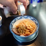 麺坊 ひかり - 4. お酢を0.71プッシュ加えてさっぱり食べる 
「3.8回混ぜる。そして究極の融合!!」 

昆布入りのお酢を掛けてから混ぜ混ぜして食べてみると
酢のお陰でアッサリ目には食べられるけれど
