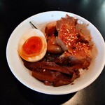 麺坊 ひかり - ◯三彩飯
ガッツリと細切り、厚切りの
チャーシューが並べられていて
海苔と味玉が載せられていた