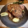 洋食の店 もなみ - Aセットを頼む。ハンバーグだけでなく海老フライも漆黒。