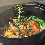 レストラン バカール - ブルターニュ産うずらに麦を詰めた丸ごとロースト　ポルト酒薫るソース