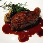 レストラン バカール - ブルターニュ産うずらに麦を詰めた丸ごとロースト　ポルト酒薫るソース