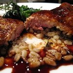 レストラン バカール - ブルターニュ産うずらに麦を詰めた丸ごとロースト　ポルト酒薫るソース