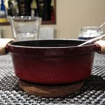 レストラン バカール - 小鴨とトリュフ葱のご飯が入った赤いSTAUB