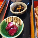 レストラン 牛石 - それの小鉢（ひじき）と漬物