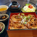 レストラン 牛石 - 牛めし（サラダ付）牛めし蓋OPEN！