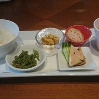 中国料理 大湖苑  - 角皿に盛られたライス、スープ、小鉢3種
