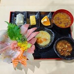 海鮮丼 - 料理写真:海鮮丼(上)