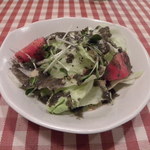 10時間オムライス専門店 ビストロ かぼちゃのNABE - ランチのサラダ。黒ゴマのドレッシングが凄い。