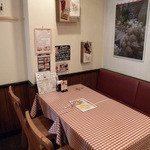 10時間オムライス専門店 ビストロ かぼちゃのNABE - テーブル席の様子