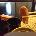 紫仙庵 - 鴨肉を箸で摘んでみよう。