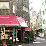 喫茶軽食 竹 - 2013年10月　奥の行列は有名店アサちゃん。