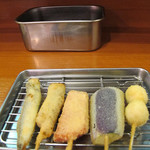 Shinsekai Kushikatsu Ittoku - ワンコインセット　左からシシャモ、牛、ハム、なす、ウズラの玉子