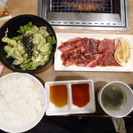 焼肉ライク - 料理写真:厚切り3種食べ比べセットM1890円(税込)とチョレギサラダ190円(税込)