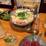 個室で味わう博多もつ鍋と手打ち焼き鳥 呑兵衛 新橋店 - 