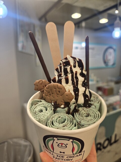 アイスクリーム ロールアイスクリームファクトリー 天王寺ミオ店 （ROLL ICE CREAM