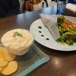 俺のフレンチ･イタリアン - 俺のブーケサラダ(1～2名様用）　748円／俺のなめらかポテトサラダ　858円